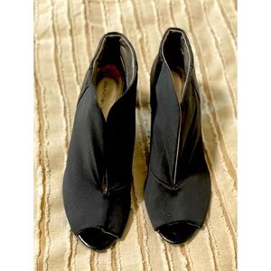 Bandolino Black Vinyl and Patent Peep Toe heel size 8.5